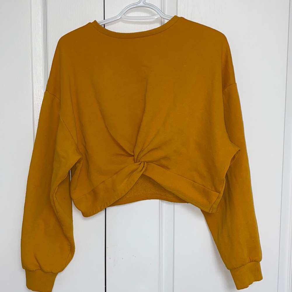 🌺 2 for 25 🌺 Divided Crop sweater with knot